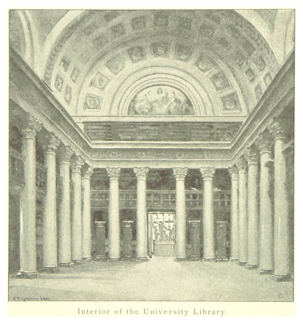 Innenansicht einer prächtigen Universitätsbibliothek mit hohen Säulen und verzierten Deckenentwürfen, mit Text am unteren Rand, der das Ästhetische ergänzt.