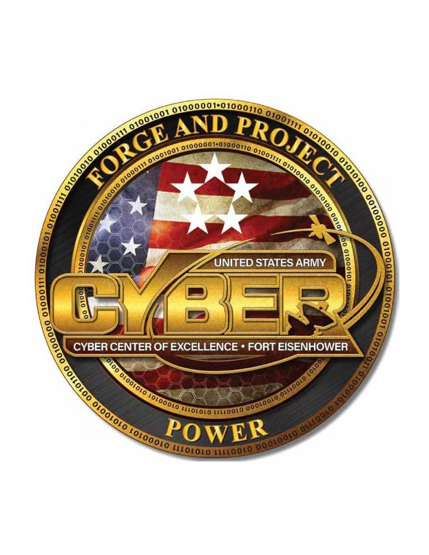 Logo der United States Army Cyber Center of Excellence, Fort Eisenhower, mit einem blauen Kreis mit einem weißen Stern, einem weißen Rand und der Inschrift "Forge and Project Cyber Power" in fetter schwarzer Schrift darunter.