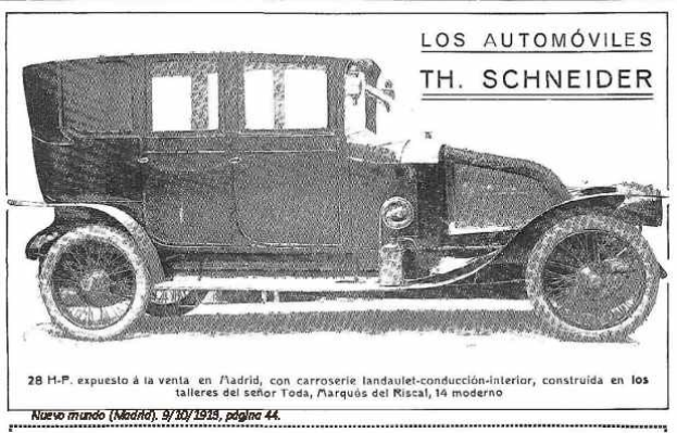 Schwarzes und weißes Foto eines Oldtimers mit der Aufschrift "Los Automóviles Th. Schneider" auf der Seite.