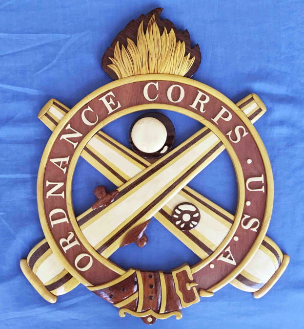 Holzschild mit "Ordnance Corps"-Text, zeigt ein geschnitztes weißes Stern auf navy-Blue-Hintergrund mit goldener Einfassung, montiert auf blauem Tuch.