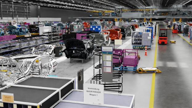 Große Fabrik-Montagelinie mit mehreren Autos in der Produktion, Metallstrukturen auf beiden Seiten, eine Wand im Hintergrund und an der Decke angebrachte Lampen.