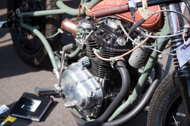 Mehrere Motorräder auf einem Parkplatz mit einem in der Nähe liegenden Buch