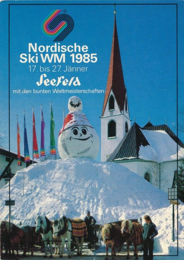 Plakat für die Nordischen Ski-Weltmeisterschaften 1985 in Seefeld, Schweiz, das eine verschneite Landschaft mit Skifahrern, Pferden, Stangen, Flaggen, Gebäuden, Bäumen und Text zeigt.