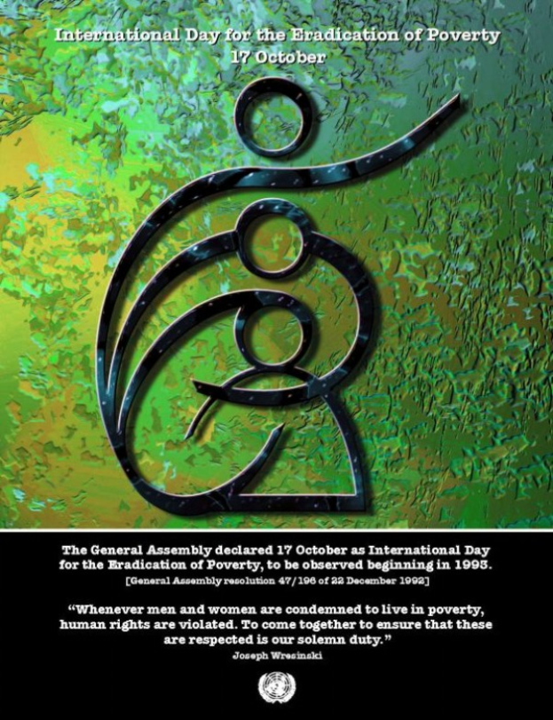 Ein Plakat mit hellblauem Hintergrund und weißem Rand, das ein Logo einer Hand in einem Kreis umgeben von Blättern und den Text 'Internationaler Tag' in fetter weißer Schrift zeigt.