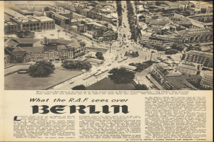 Schwarze und weiße Fotografie einer alten Zeitung mit einer Stadtansicht mit Gebäuden, Bäumen und Fahrzeugen sowie Text.