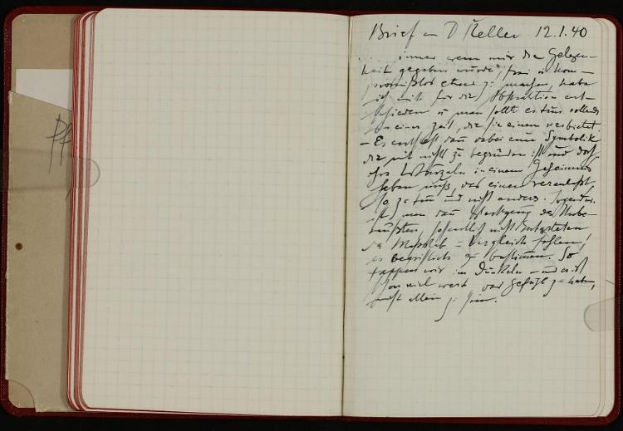 Offenes Buch mit dichter Handschrift in einem Tagebuch eines deutschen Soldaten, der im Zweiten Weltkrieg getötet wurde.