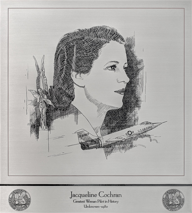 Schwarzes und weißes Porträt von Jacqueline Cochran, der größten Frauenschleuder der Geschichte, mit ihrem Gesicht in der Mitte, begleitet von Text und zwei Logos unten.