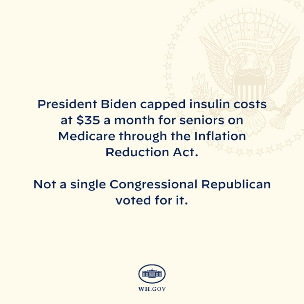 Plakat mit dem Text "Präsident Biden beschränkt Insulin-Kosten auf 35 Dollar pro Monat für Senioren mit Medicare dank des Inflation Reduction Act" und einem Logo.