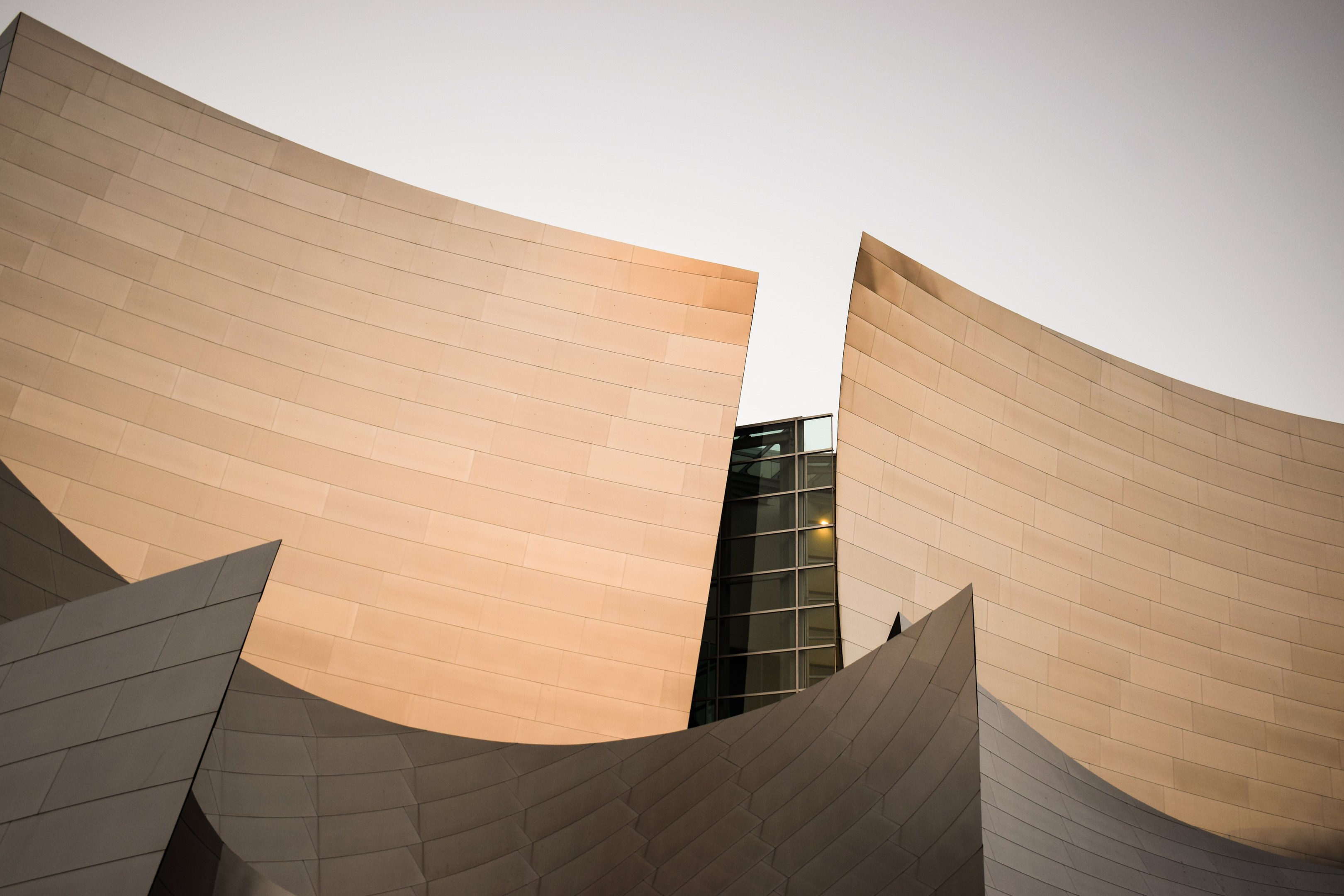 Moderner Konzertsaal mit Glasfenstern unter einem klaren blauen Himmel in Los Angeles, Kalifornien.