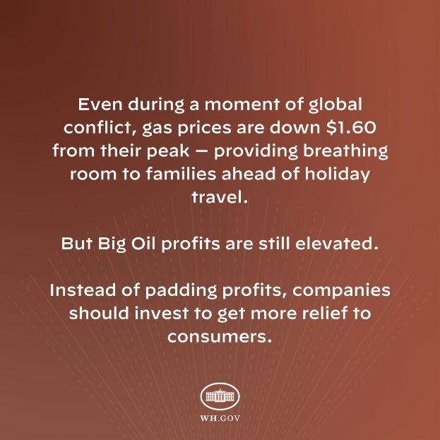 Ein brauner Hintergrund mit einer Anzeige, die besagt, dass die Gaspreise um $1.60 von ihrem Höchststand gesunken sind und Familien vor den Feiertagsreisen Erleichterung bringen.