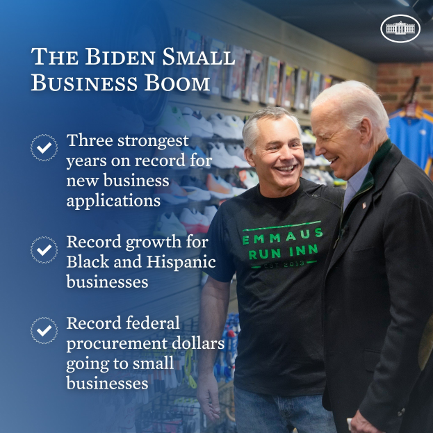 Zwei Männer, die lächeln und einer hält ein Objekt, mit dem Text "The Biden Small Business Boom" links und Kleidung im Hintergrund.
