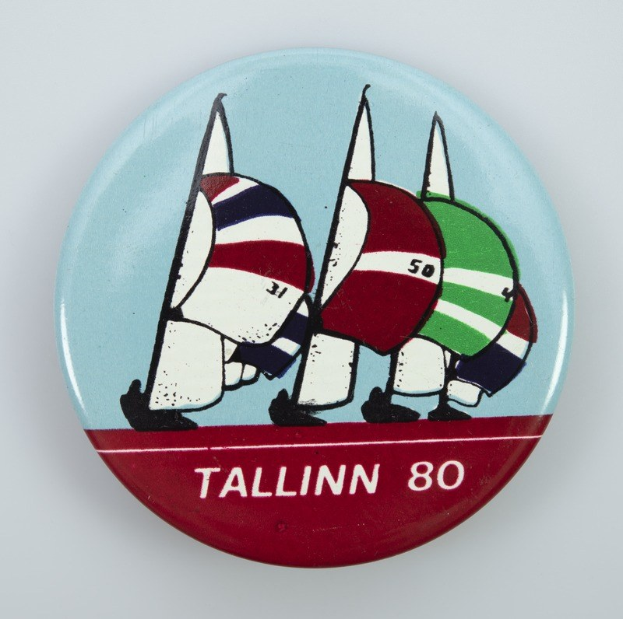 Der lettische MEP Kols schenkte Kaja Kallas ein Aufkleber mit einem 'Baltic Chihuahua' vor den Flaggen der baltischen Länder