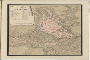 Ein abgenutztes Buch mit einer detaillierten historischen Karte von Bergamo, Italien, das sichtbare Straßenlayouts, Gebäude und Sehenswürdigkeiten zeigt, zusammen mit Texten, die die Bevölkerung, Geschichte und Kultur der Stadt beschreiben.
