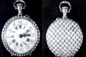 Eine silberne Taschenuhr mit Diamanten, die in einem runden Gehäuse mit römischen Ziffern eingelassen sind, auf einem schwarzen Hintergrund.