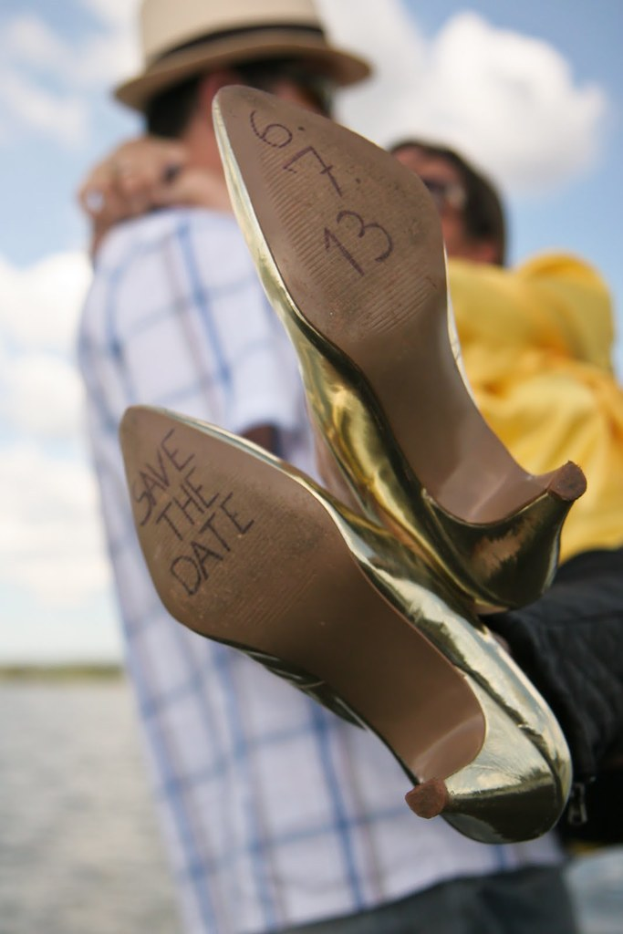 Frau in High Heels mit Datumsangaben darauf, die mit den Händen eine andere Person umarmt.