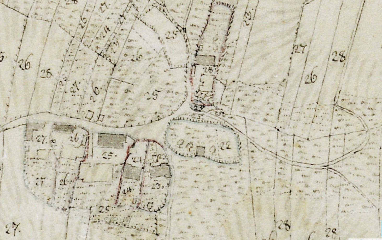 Detaillierte alte Stadtkarte mit nummerierten Gebäuden, Straßen und Text, die eine geplante Entwicklungsstelle am unteren Ende anzeigt.