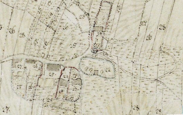Detaillierte alte Stadtkarte mit nummerierten Gebäuden, Straßen und Text, die eine geplante Entwicklungsstelle am unteren Ende anzeigt.