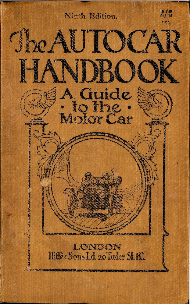 Ein altes, hellblaues Buch mit dem Titel "The Autocar Handbook: A Guide to the Motor Car" auf einem weißen Untergrund liegend, mit weißer, fetter Schrift auf dem Cover.