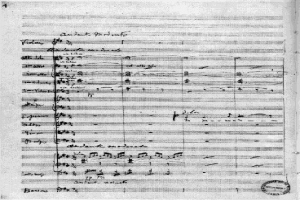 Schwarz-weißes Notenblatt für Johann Sebastian Bachs Symphonie Nr. 4 in G-Dur, Op. 63, mit einem Stempel in der rechten unteren Ecke, der "Di-Arezzo Co UK" lautet.