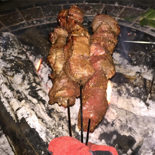 Ein Teller mit einem einzigen Lebensmittel.