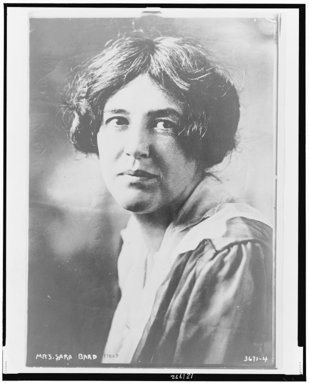 Schwarzes und weißes Porträt einer Frau mit ernstem Gesichtsausdruck, identifiziert als Sara Brad Field unten.