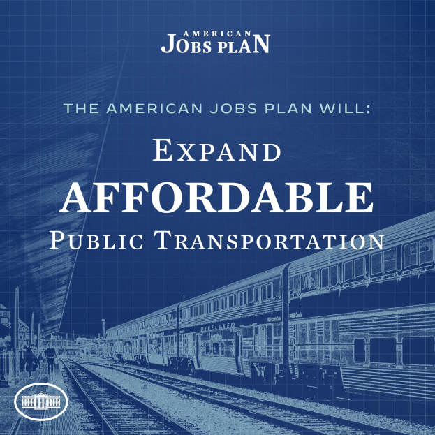 Plakat, das eine Bahn auf einer Eisenbahnschiene mit mehreren Menschen in der Nähe zeigt, begleitet von Text, der besagt: "Der American Jobs Plan wird den bezahlbaren Öffentlichen Verkehr ausbauen."