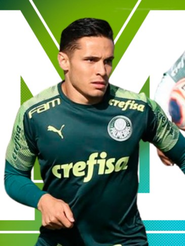 Ein konzentrierter Fußballspieler in einem grün-weißen Trikot (Nummer 19) läuft mit einem Ball während eines Match Attax Champions League 2019/20-Spiels.