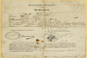 Gelblicher Brief der deutschen Regierung mit rundem schwarzumrandetem Stempel und schwarzer Tinte.