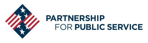 Ein Logo mit den Worten "Partnership for Public Service" in fetter, schwarzer Schrift auf weißem Hintergrund, das einen blauen Kreis mit einem weißen Stern in der Mitte, umgeben von einem weißen Rand, und einen blauen und weißen Banner mit demselben Text zeigt.