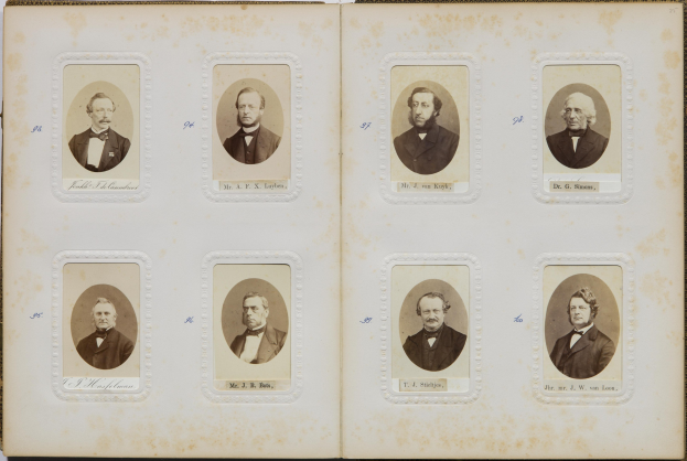 Offenes Buch mit einem Raster von Fotos, die verschiedene Männer in Anzügen und Krawatten zeigen, jeder mit einem anderen Gesichtsausdruck.