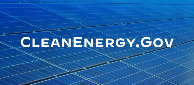 Blaues Solarpanel-Gitter mit weißer "Clean Energy Gov"-Beschriftung in der Mitte.