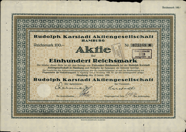 Alter deutscher Geldschein mit schwarzem Hintergrund, der den Text "Rudolph Karlstadt Aktiengesellschaft Hamburg" auf altem Papier zeigt.