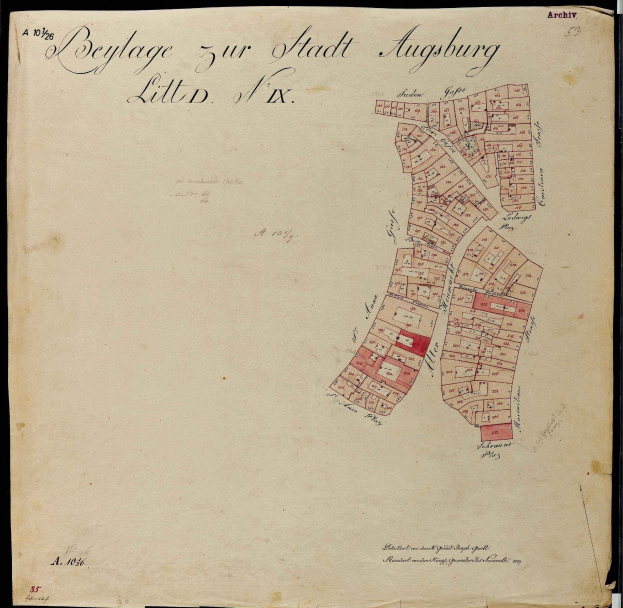 Ein altes Buch mit einer detaillierten Karte von Augsburg, das Straßen, Gebäude und Landmarken zeigt und von begleitendem Text mit zusätzlichen Informationen.