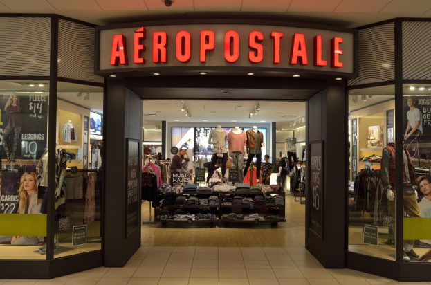 Aeropostale-Laden im Einkaufszentrum mit Kleiderauslagen, Schaufensterpuppen, Texttafeln, Glaswänden, Beleuchtung, zur Schließung im Juni.