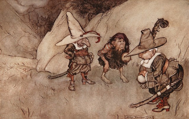Gemälde von drei Gnomen und einem Hund auf einer Wiese, wobei einer der Gnome einen Hut trägt und einen Stock hält, vor Felsen und Pflanzen, signiert 'Arthur Rackham - The Three Gnomes and the Dog' unten.