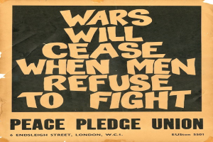 Schwarzer Text auf einem weißen Hintergrund, der den Satz 'Kriege werden aufhören, wenn Männer sich weigern zu kämpfen' zeigt, ein Aufruf zum Handeln gegen den Krieg.