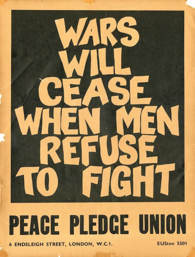 Schwarzer Text auf einem weißen Hintergrund, der den Satz 'Kriege werden aufhören, wenn Männer sich weigern zu kämpfen' zeigt, ein Aufruf zum Handeln gegen den Krieg.