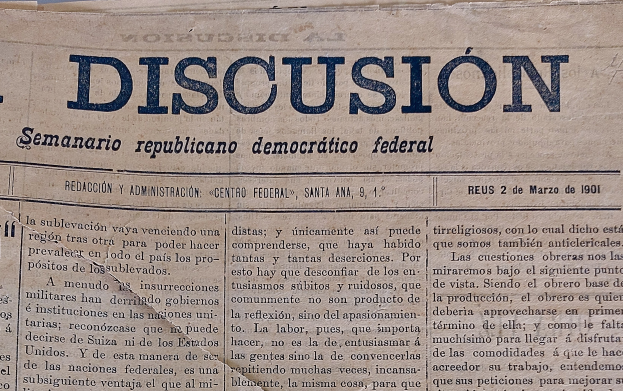Gelblicher Zeitungsausschnitt mit schwarzer Tinte, überschrift "Semanario Repúblicano Democrático Federal", zeigt das Wort "Diskussion", leicht zerknittert.
