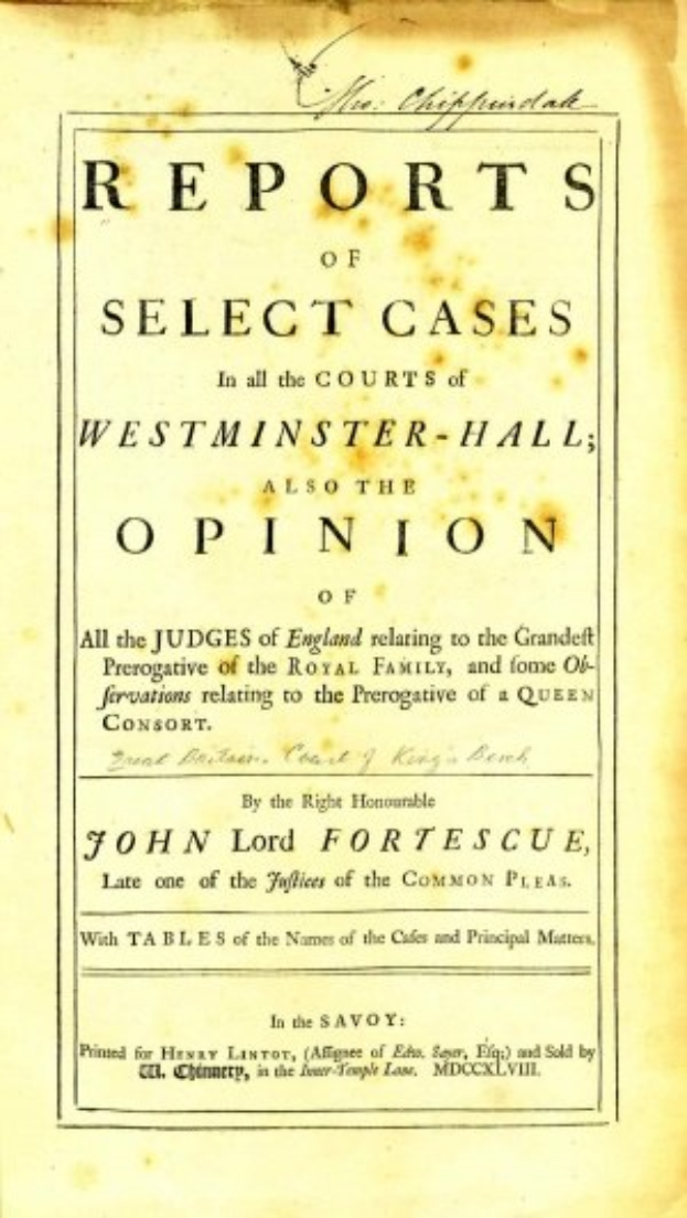 Titelblatt eines alten Buches namens "Berichte über ausgewählte Fälle in den Gerichten von Westminster-Hall sowie die Meinung von John Lord Fortescue" mit einer offenen Seite, die schwarzen Tintentext zeigt.