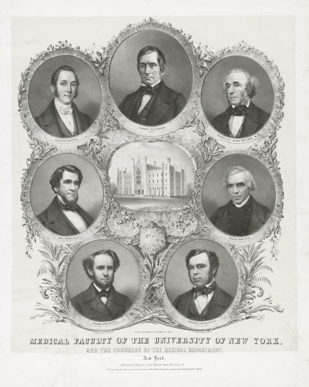 Ein Schwarz-Weiß-Foto von einer Gruppe von Männern in Anzügen und Krawatten, mit einem Gebäude im Hintergrund und einem Text am unteren Rand, der "Medizinische Fakultät der Universität New York und die Gründer der medizinischen Abteilung" lautet.