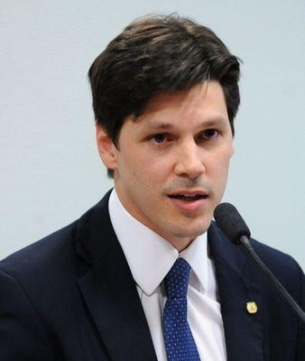 Ein Mann im Anzug und mit Krawatte, der vor einer Wand in ein Mikrofon spricht, wahrscheinlich in Reaktion auf Nachrichten über ein Regierungsgesetz zur Verbots des Internets.