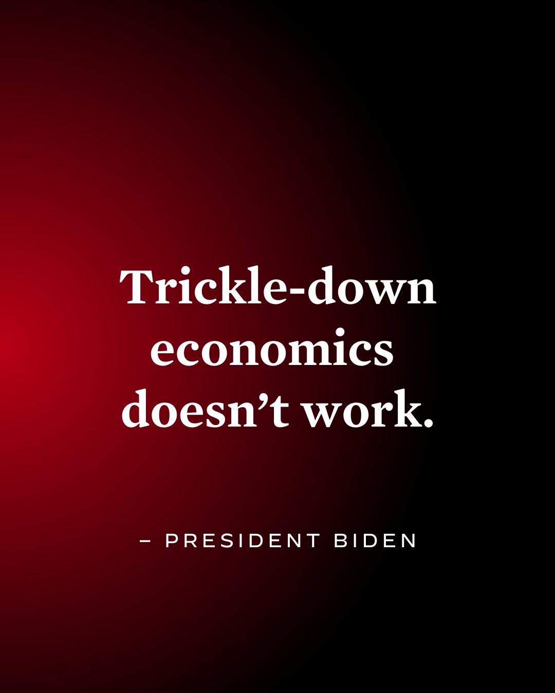 Plakat mit fettem schwarzem Text "Trickle-Down Economics Works Not" auf einem weißen Hintergrund, eingerahmt von einem dünnen schwarzen Rand, begleitet von einem Zitat des Präsidenten Biden.