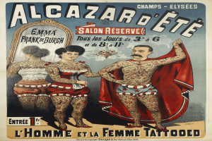 Ein Plakat in Paris wirbt für einen Tattoo-Laden, das einen Mann und eine Frau mit sichtbaren Tattoos zeigt, die nebeneinander stehen, sowie Text, der den Salon bewirbt.