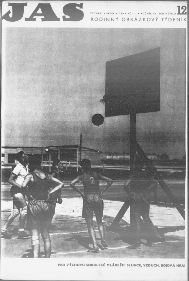 Schwarzes und weißes Foto von Menschen, die Basketball auf einem Platz mit einem Netz und einem Gebäude im Hintergrund spielen, aus *Jas Magazine*, Vol 12, No 12, 1955.