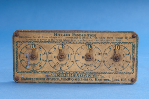 Altmodisches Verkaufsbuch mit Text und Zahlen auf blauem Hintergrund, das wahrscheinlich Datum und Uhrzeit anzeigt.