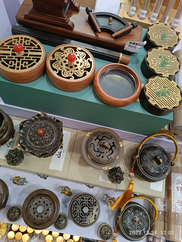 Ein Tisch mit verschiedenen chinesischen Räucherstäbchen, Schachteln und Papieren, die likely Teil einer chinesischen Neujahrsfeier sind.