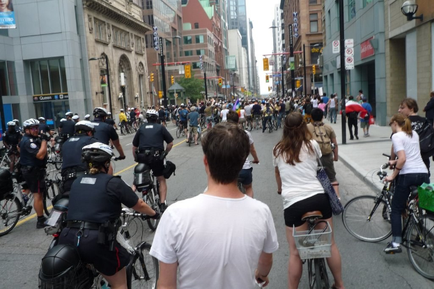 Gebäude mit wenigen Fahrradfahrern auf einer Straße.