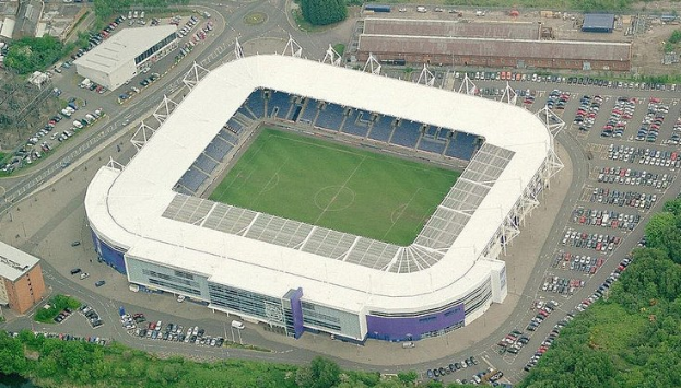 Eine Luftaufnahme eines Fußballstadions in einer Stadt, umgeben von Gebäuden, Bäumen und Straßen mit Fahrzeugen, Heimat von Tottenham Hotspur Football Club.