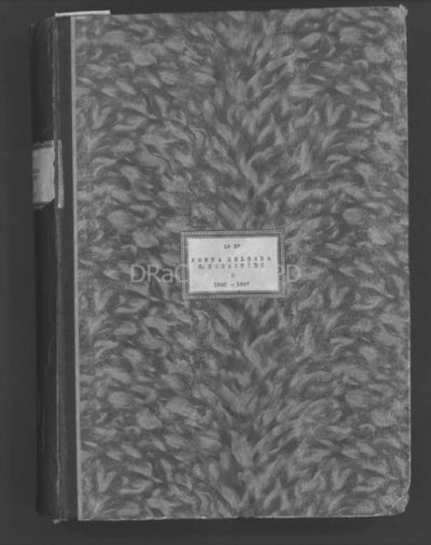 Schwarzes und weißes Foto eines Magazins mit einem Etikett auf dem Cover, vor einem dunklen Hintergrund.