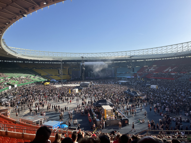 Harry Styles verschluckt sich an Wasser und bricht auf der Bühne zusammen, als er w├Ąhrend einer Hitzewelle auftritt